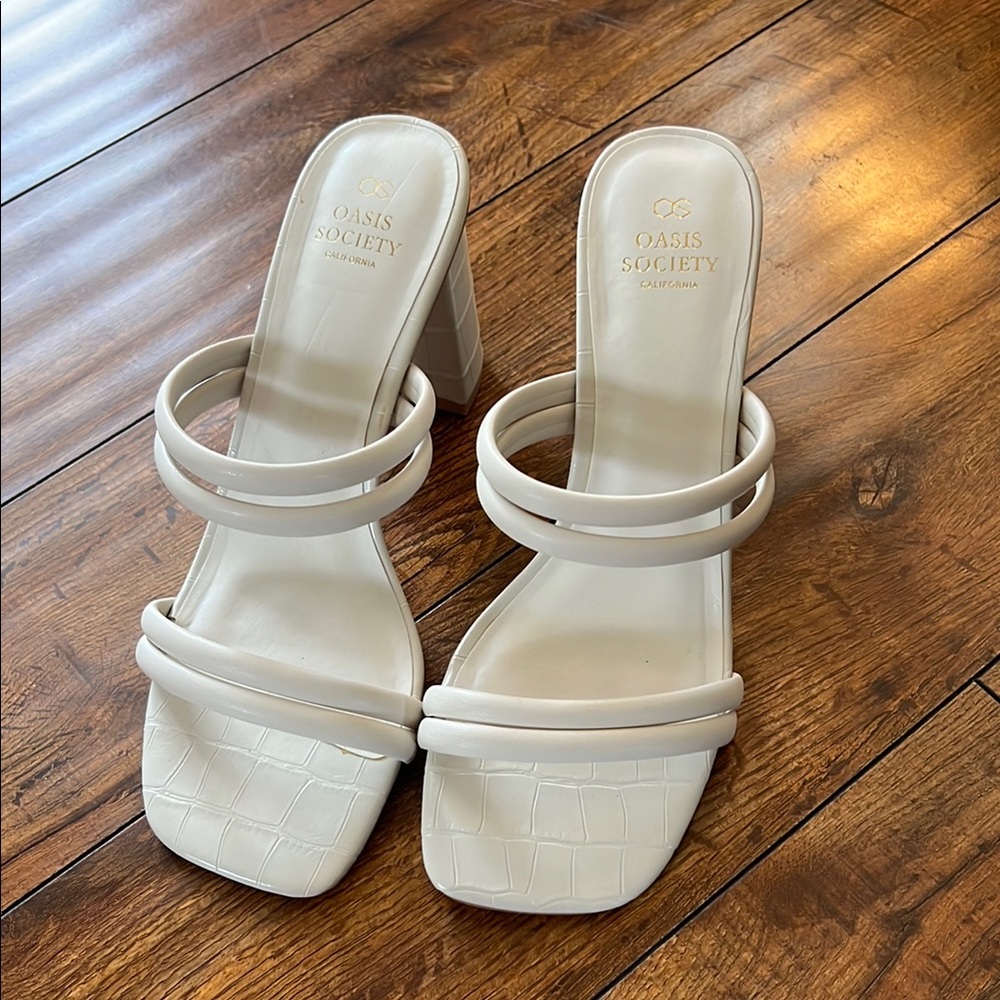Oasis Society Women's Cream Sandals